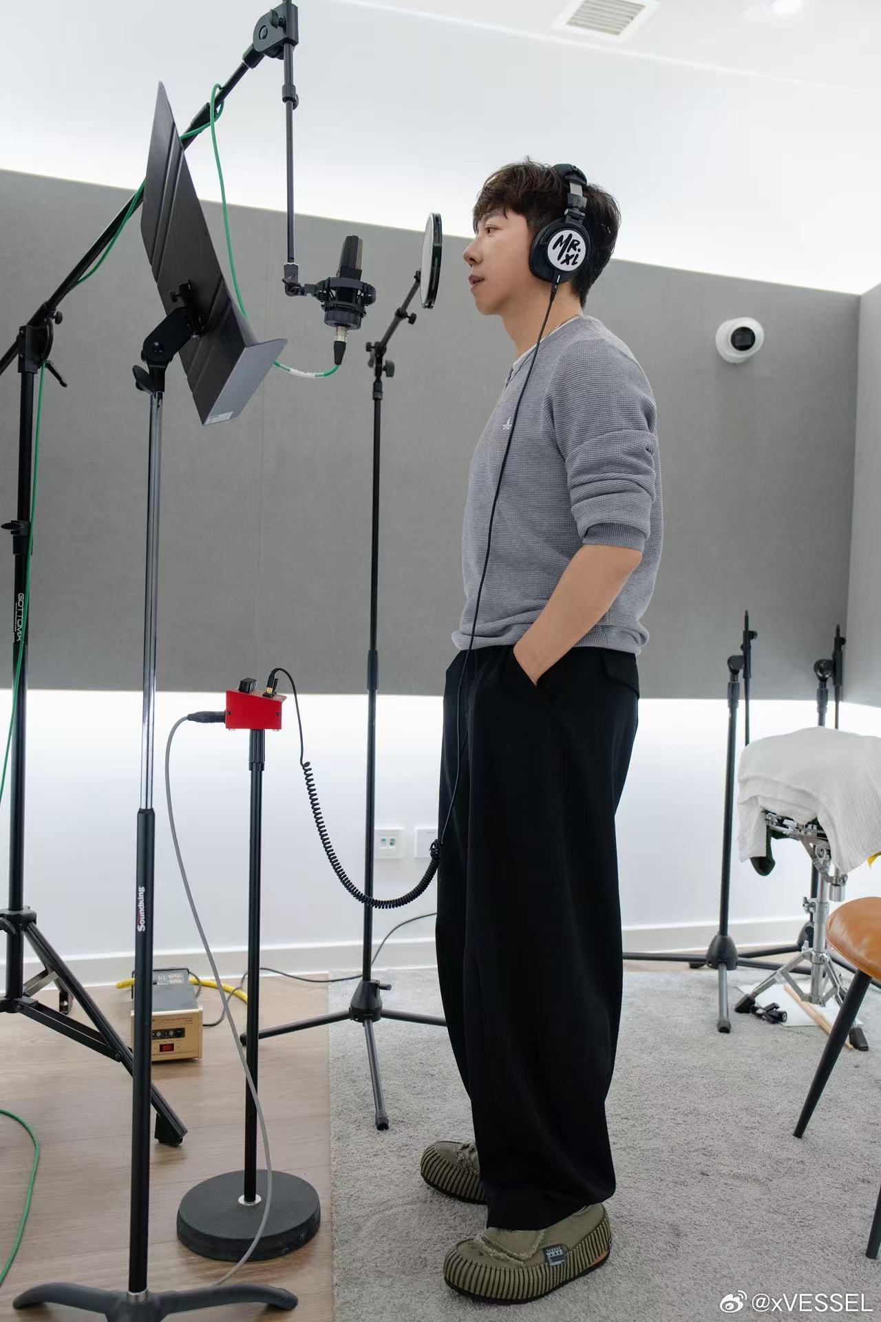 在录音日常ootd中：上脚【xVESSEL 回溯军绿】解构经典解放鞋，「回溯」以