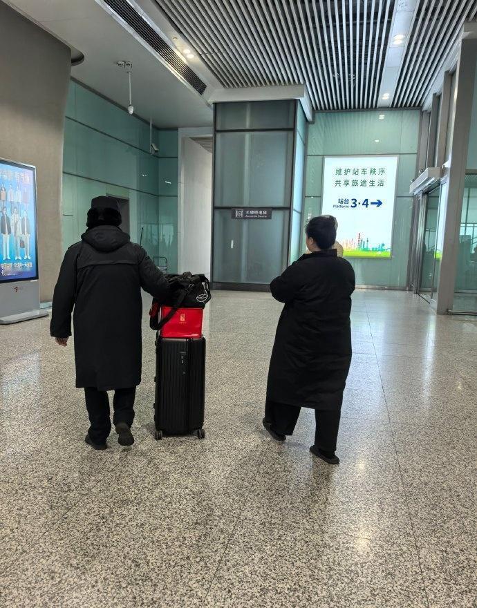 1月9日，无锡东站候车大厅内，客运员杜文平注意到一位怀抱幼儿、行李繁多的女性旅客