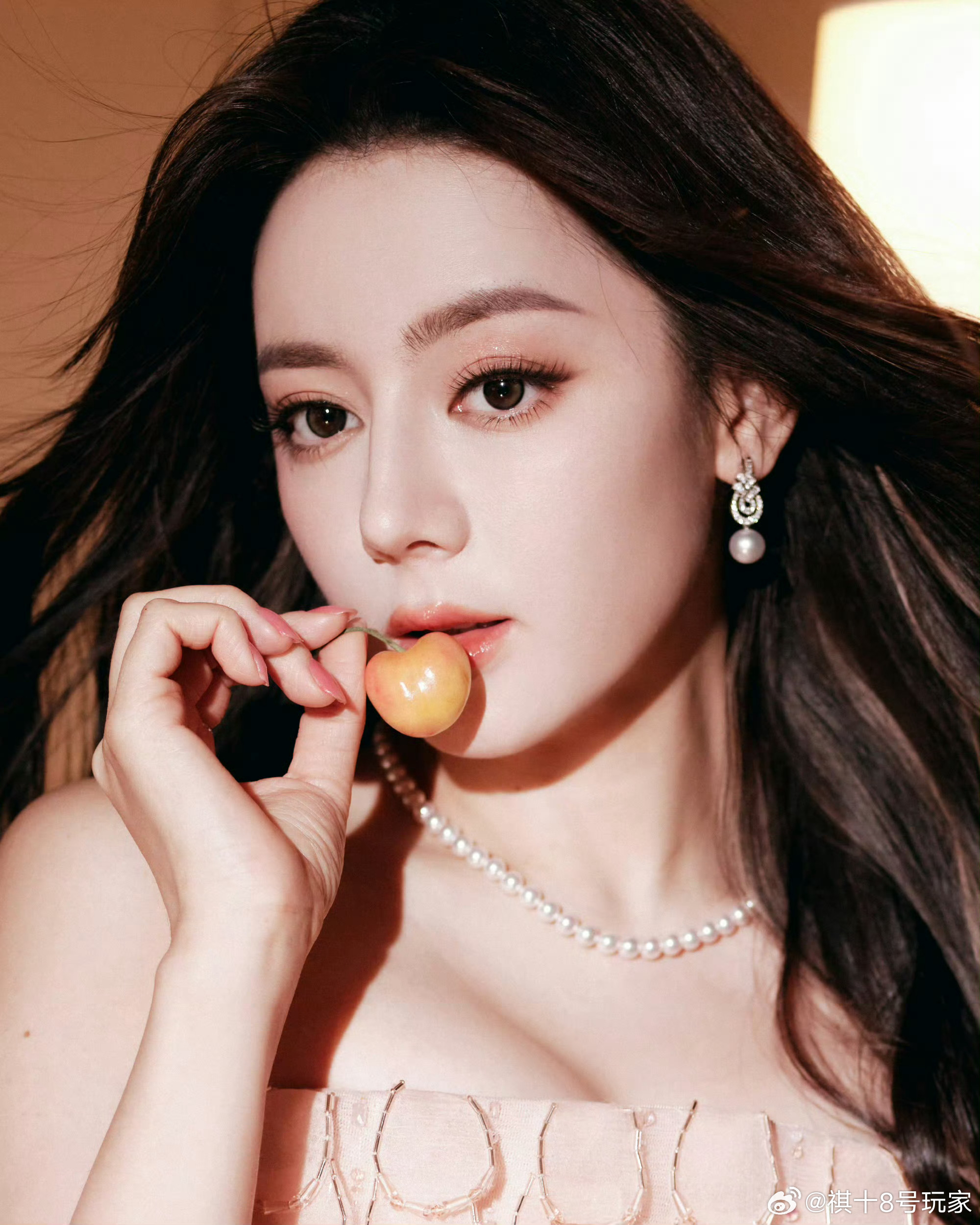 迪丽热巴江坂丽奈美甲喜欢这个妆发！好漂亮好萌的吧，同款美甲💅🏻马上安排！ 