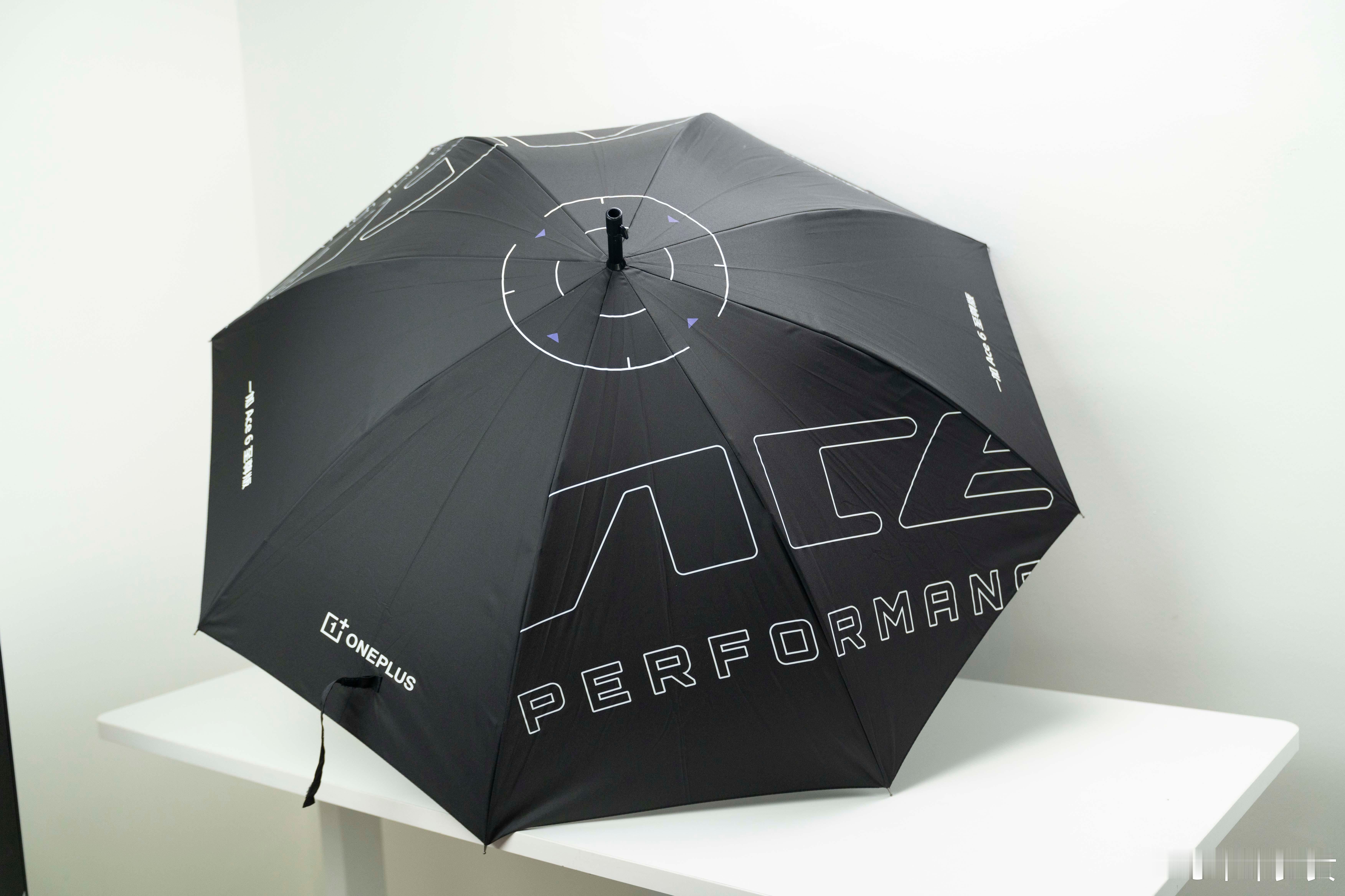 收到一加Ace 6 至尊版邀请函，有点惊讶，直接来了一个98K枪型手柄的雨伞，但