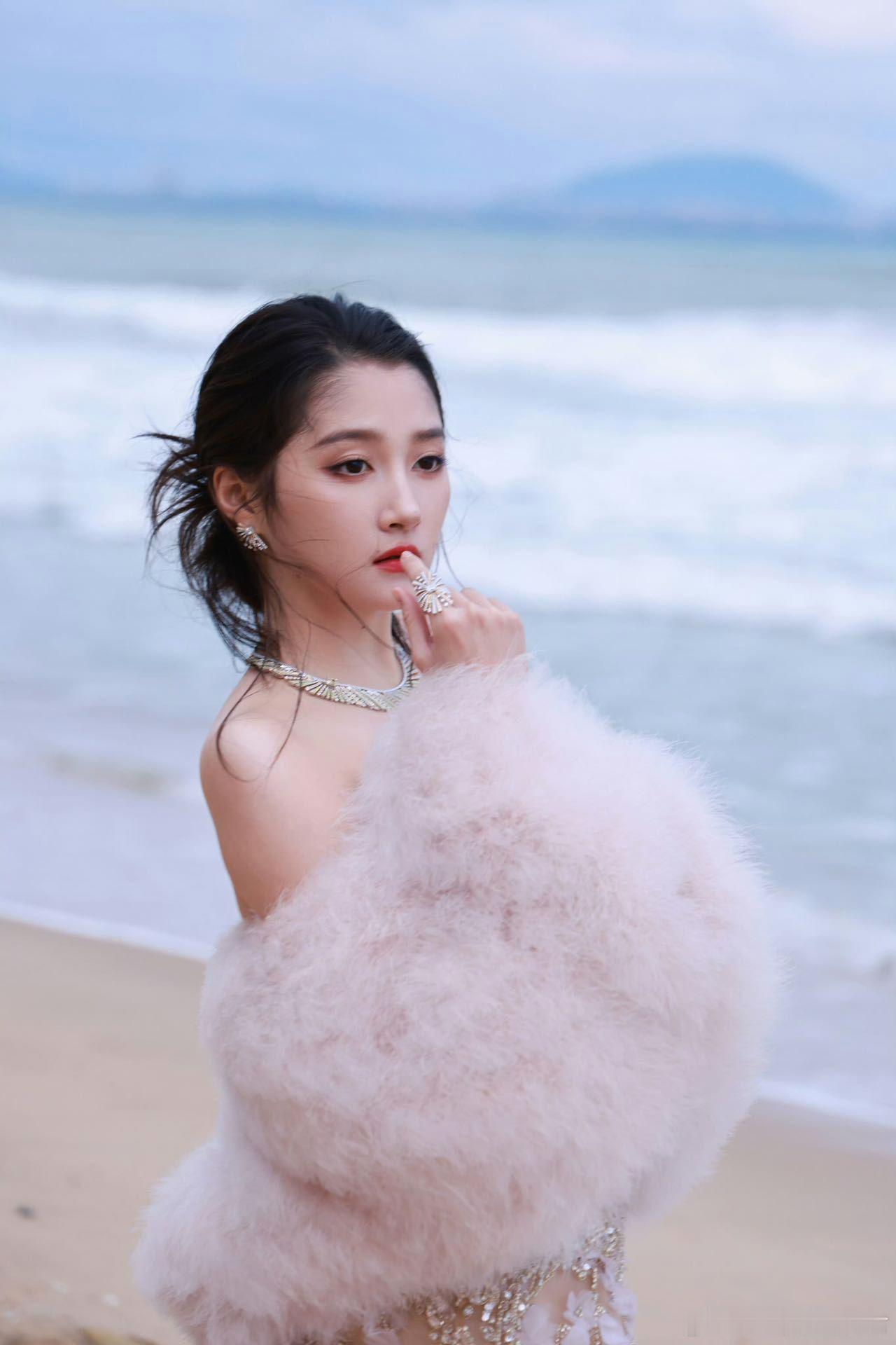 关晓彤ES高定关晓彤当季高定海神降临 海神降临人间！关晓彤身着当季ES高定翩然而