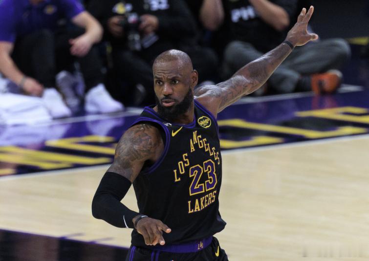 近日，NBA评论员Skip Bayless及节目嘉宾在《The Arena》节目