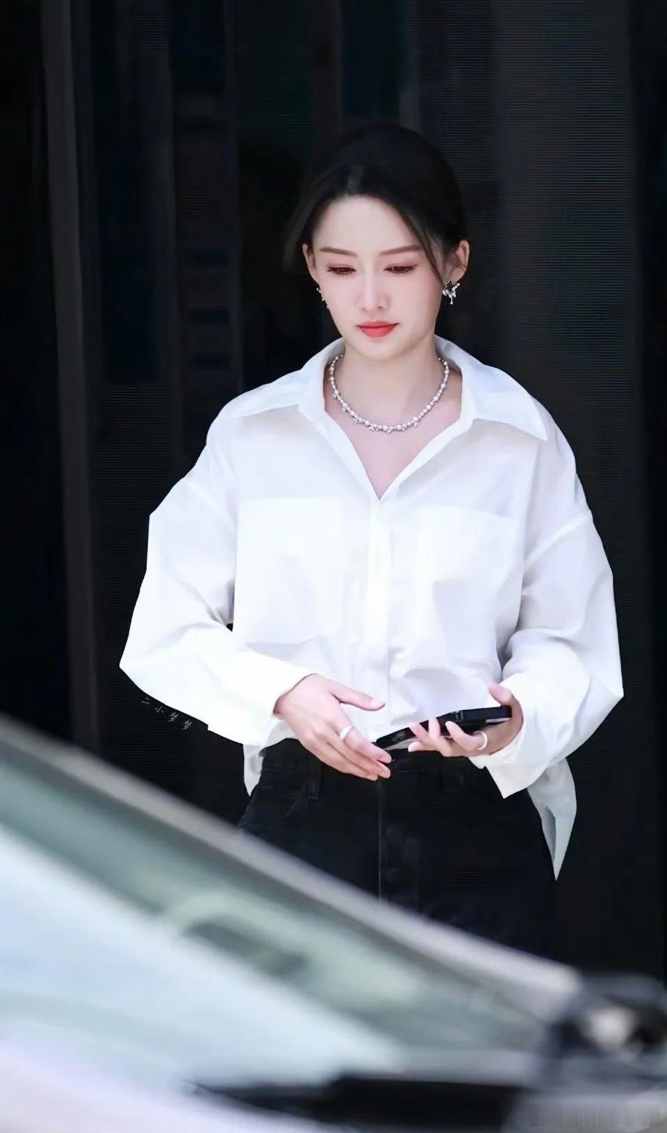 李沁加盟令人心动的offer第七季啦！路透里她穿白衬衫配耳麦，新闻主播范儿超绝，