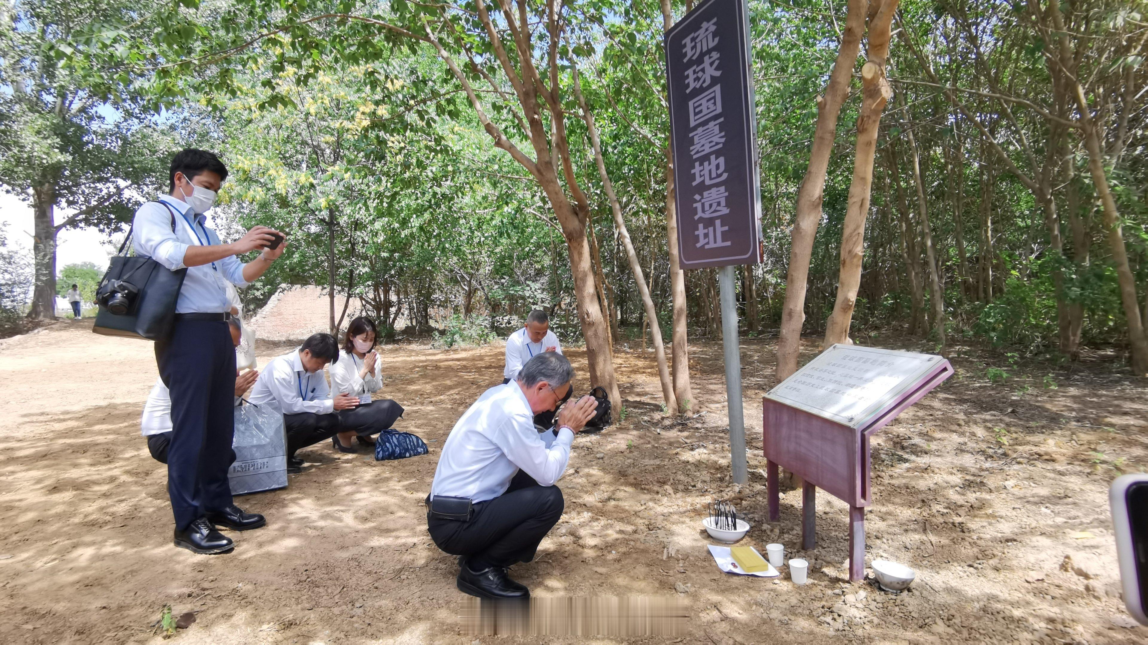 2023年7月4日，访华的冲绳知事玉城丹尼赴北京通州区琉球国墓地遗址祭拜 