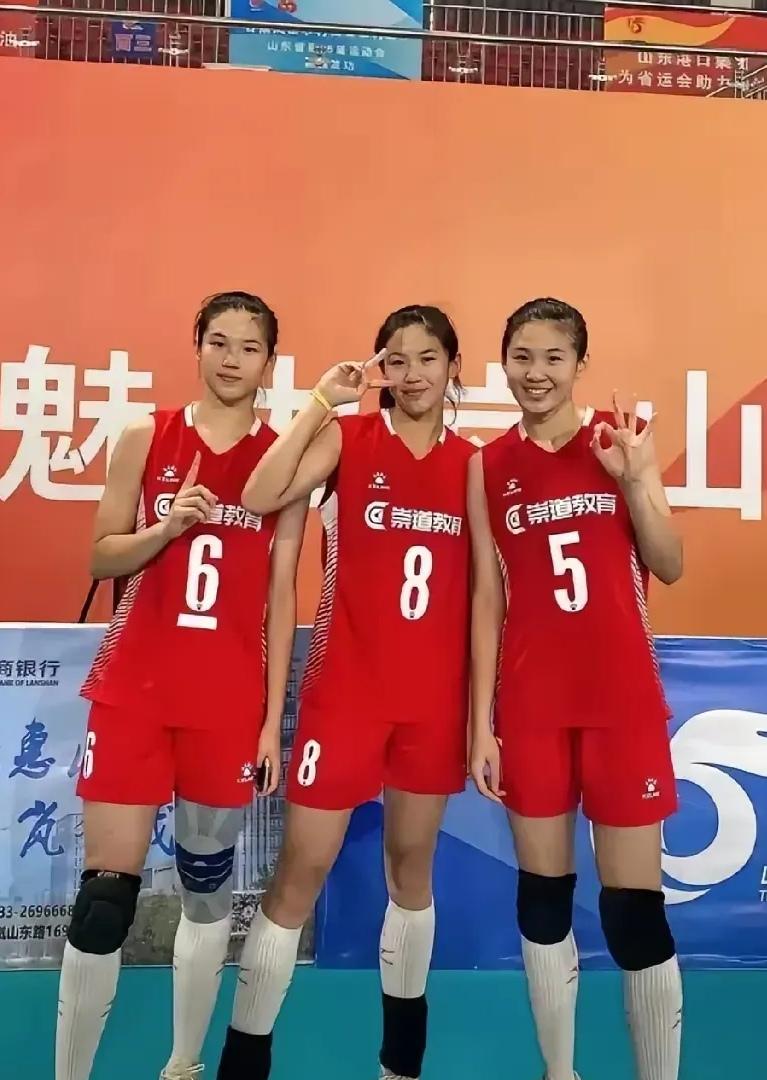 原来她们是三胞胎，都效力中国女排，没想到一个比一个漂亮有实力
 
在体坛赛场上，