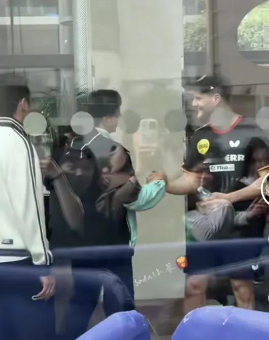 马龙在伦敦被保安拦下，勒令出示工作牌，一转身，就撞见了被他连赢21次的奥恰洛夫。