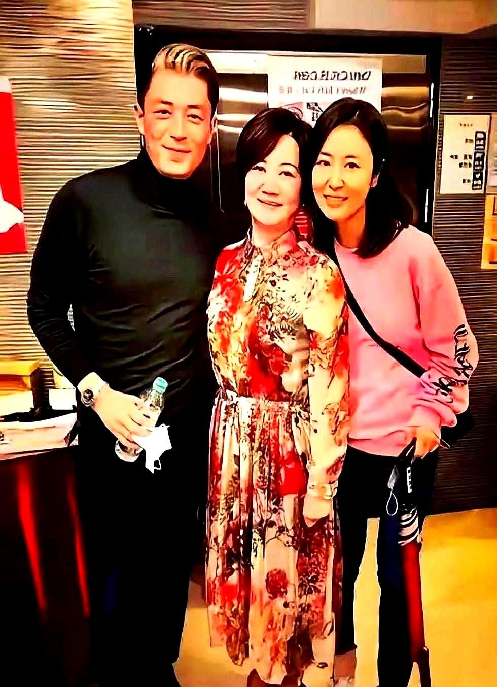 47岁的霍建华顶着白发和眼角褶子露面了，没染发也没医美。

网友都在夸。说这叫岁