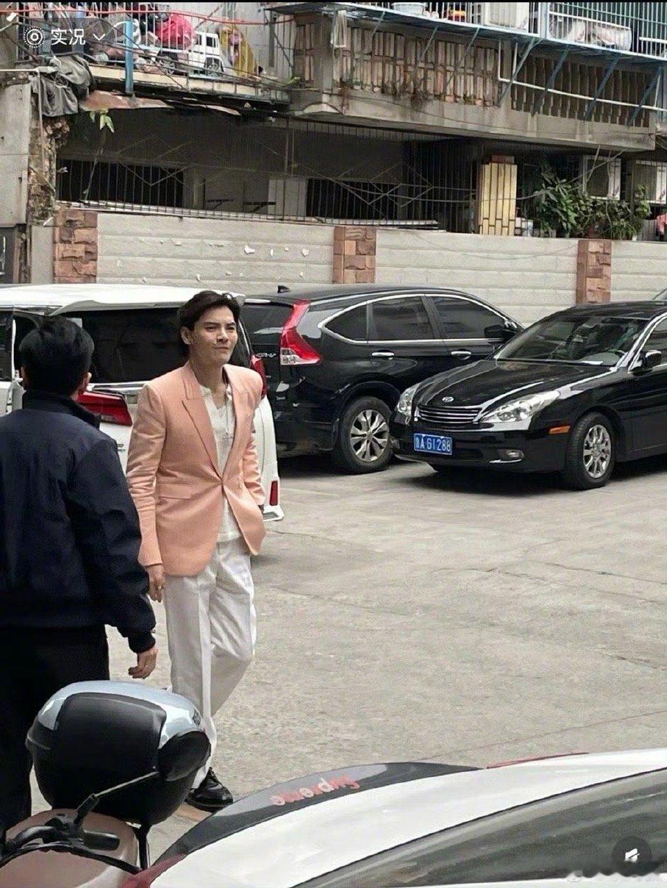 向佐线下长这样 向佐线下长这样也太让人意外了，粉色西装穿在他身上格外帅气👏 