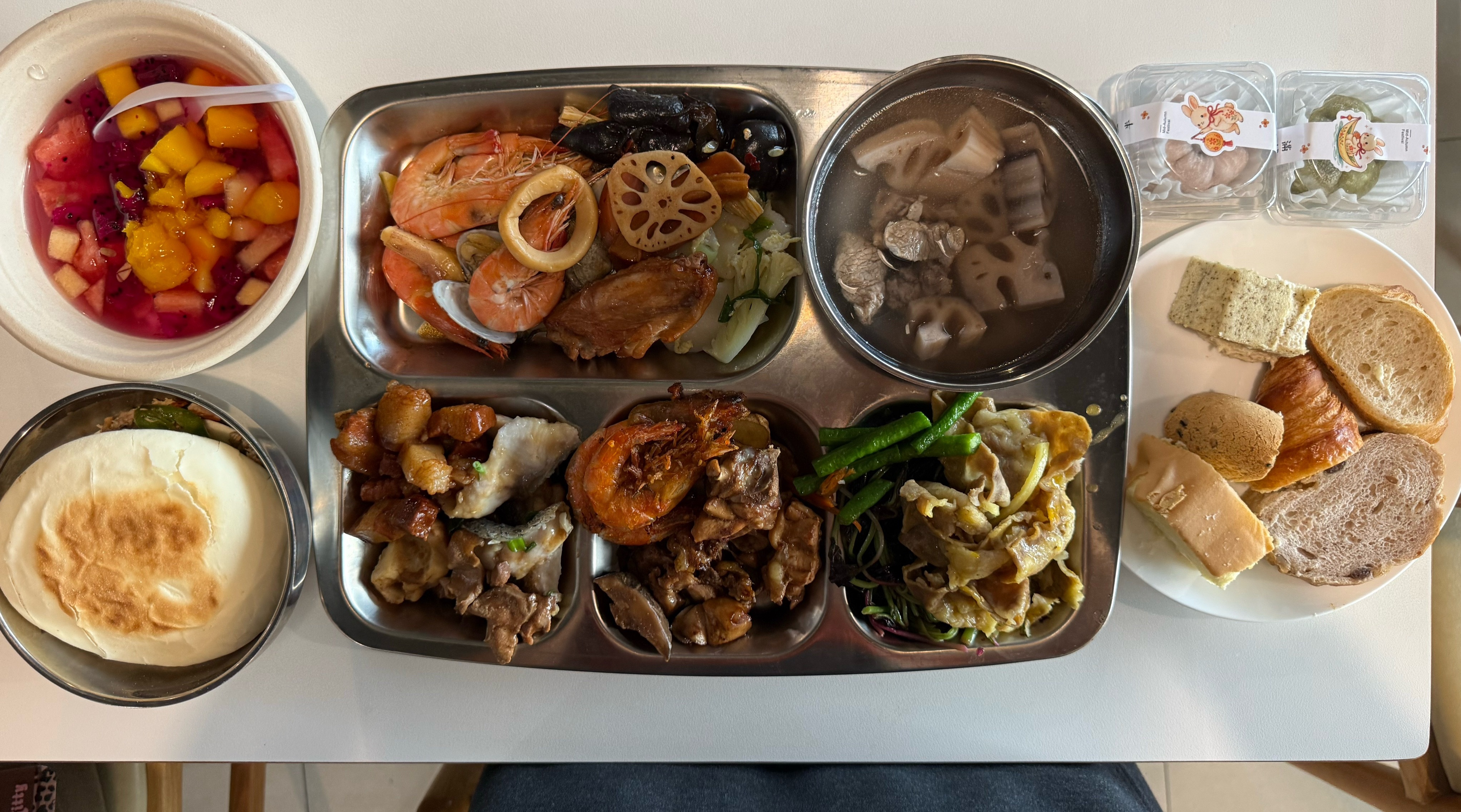 音食记 今天中午食堂吃了这么多，肚子都鼓鼓的[期待]甜品是山姆的，好久没吃瑞士卷