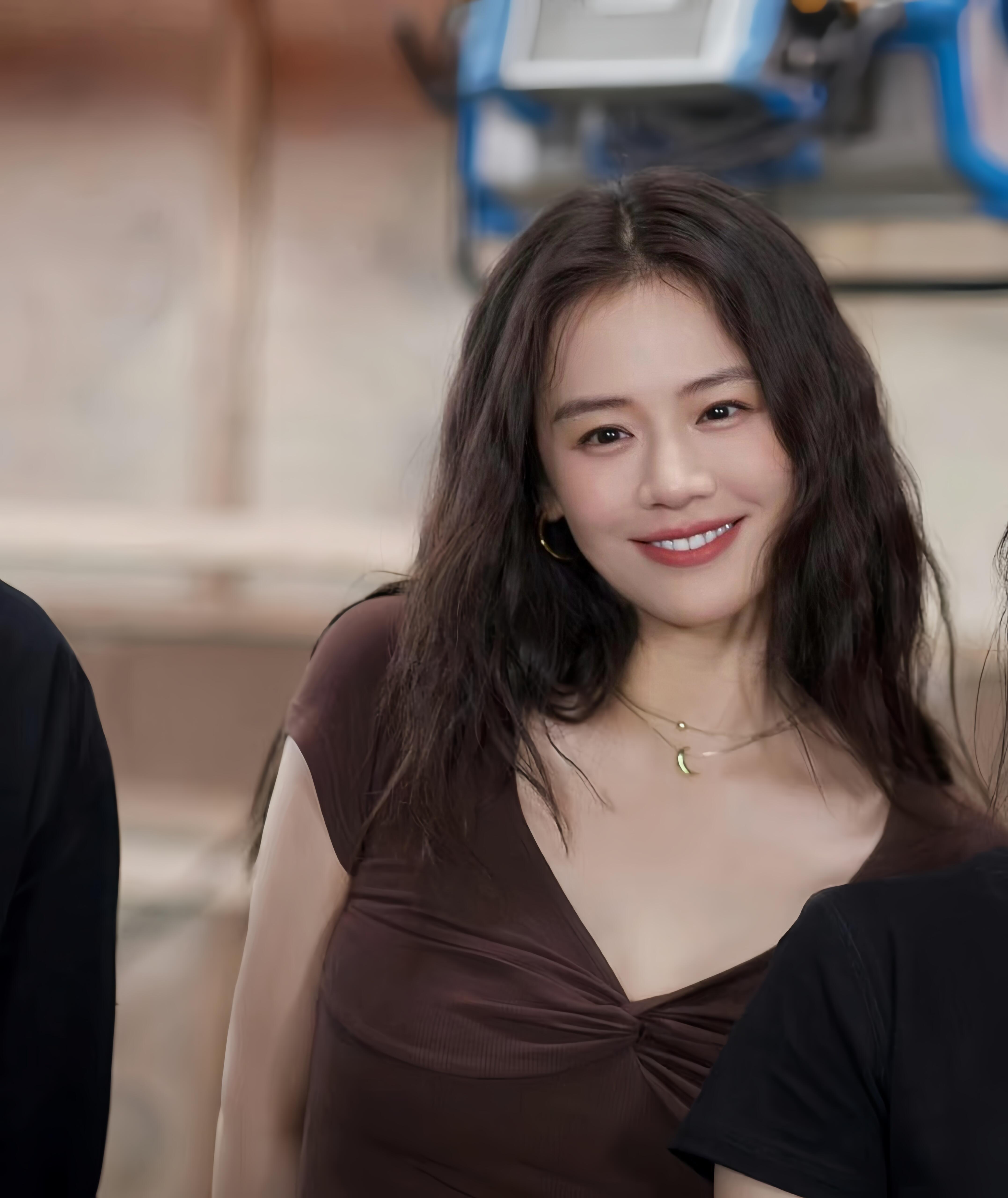 杨幂热巴说马思纯瘦了 确实瘦了很多呀，比之前生病状态下的肥胖状态，好了很多，有点
