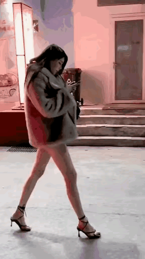黑色车的轮胎得有30寸[大笑][大笑][大笑][大笑]