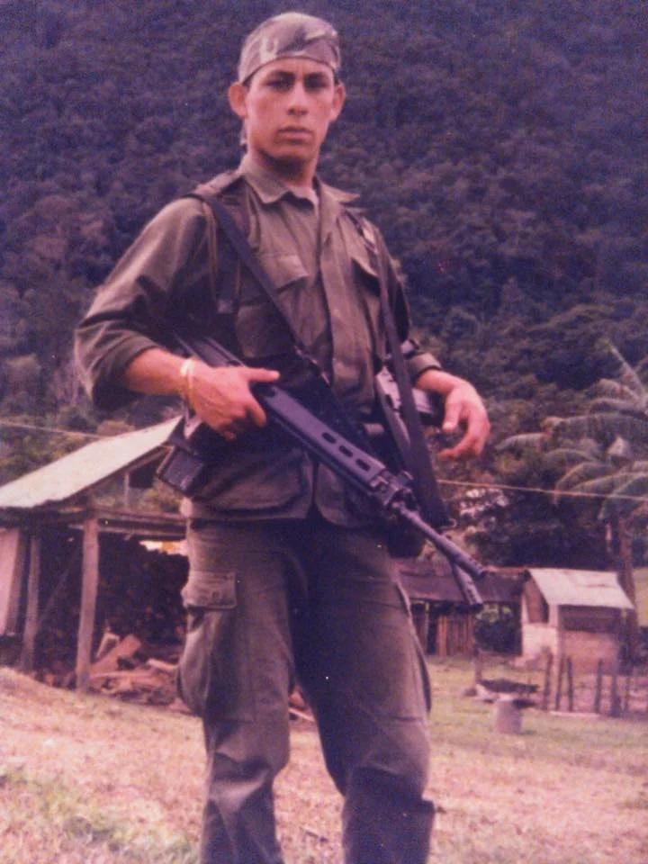 1994 年萨帕塔起义期间，墨西哥士兵使用 FN FAL Para 7.62 毫