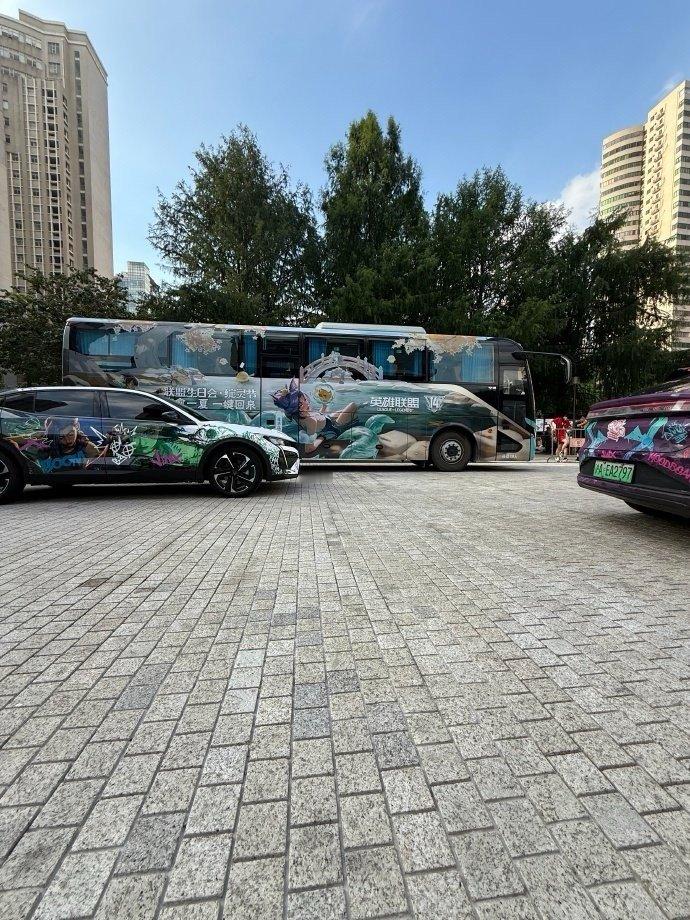 阿狸痛车痛了个大巴车大巴：我承受了这个年纪不该有的痛…（阿狸贴满版）路人：好…好