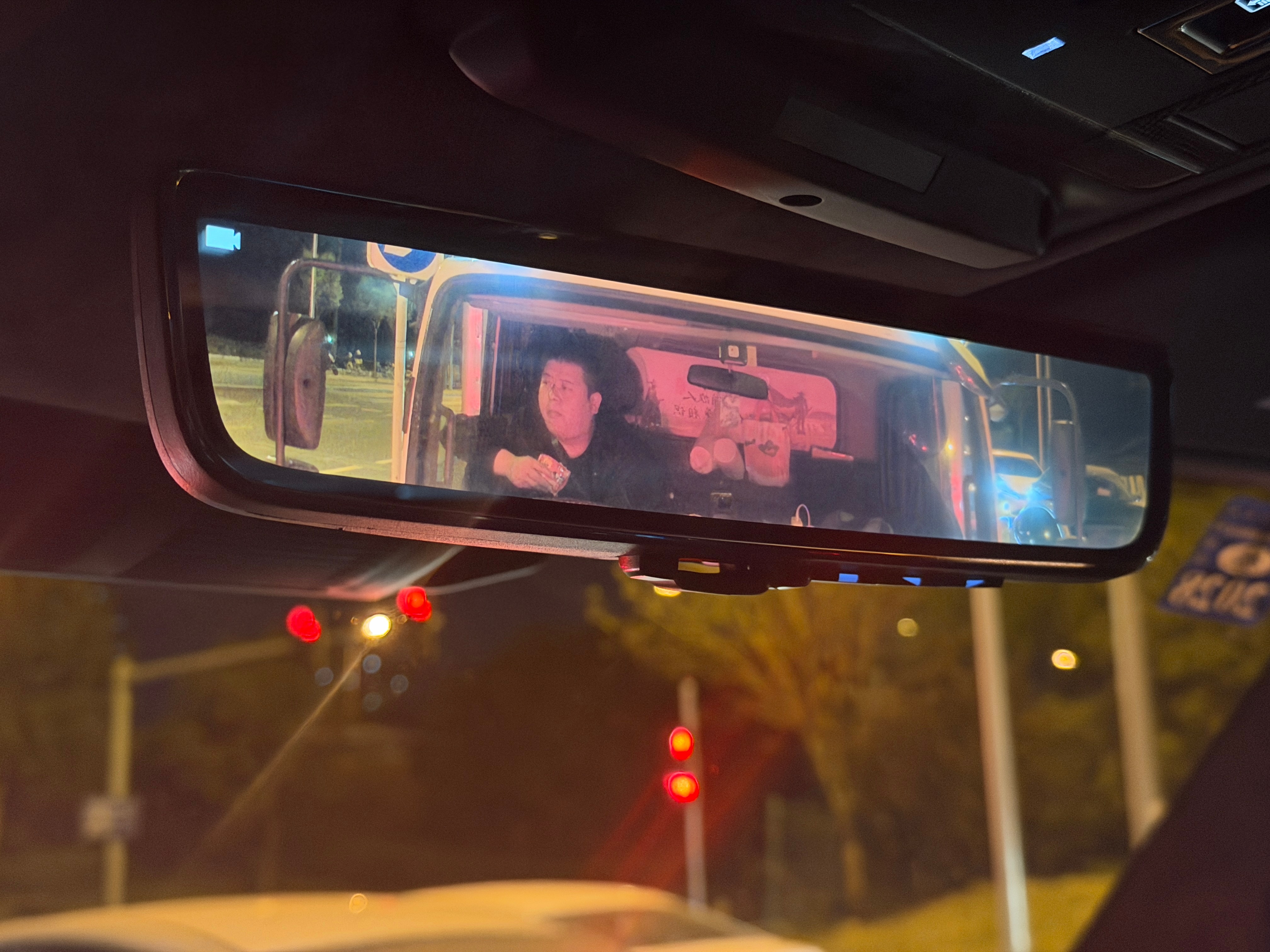 流媒体后视镜太清晰也不好，比如深夜强行播放大汉吃零食，就比较尴尬欣哲频道