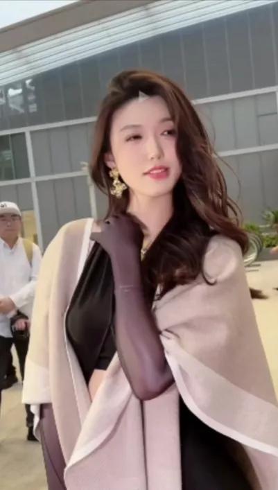 黑丝袜怎么穿到手上了？莫非是起床的时候太着急穿反了？不应该啊，或者说现在流行这种