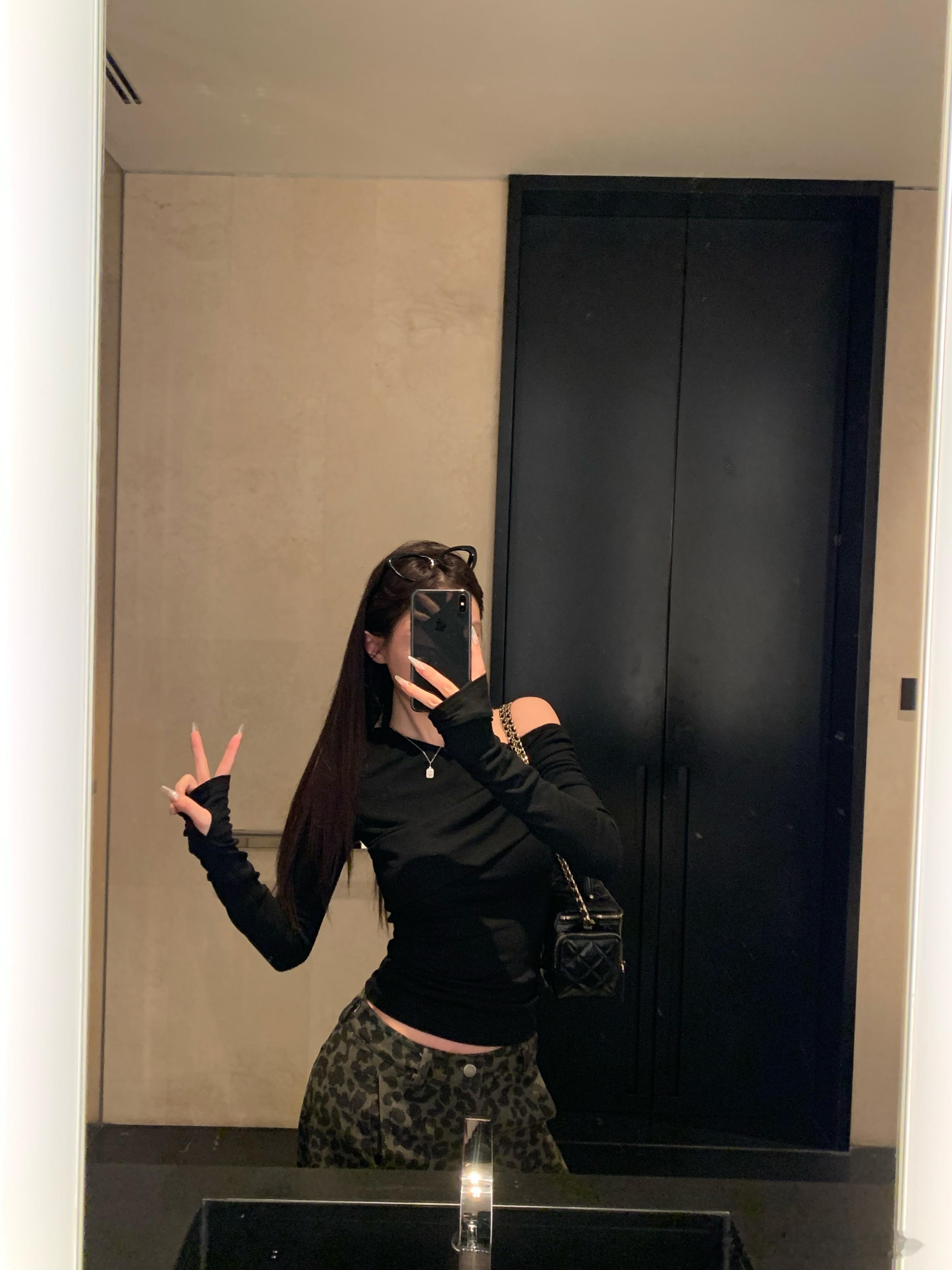 又辣又欲的斜肩打底谁能不爱妥妥的纯欲天花板 恰到好处的露肩 不经意间的小性感 既