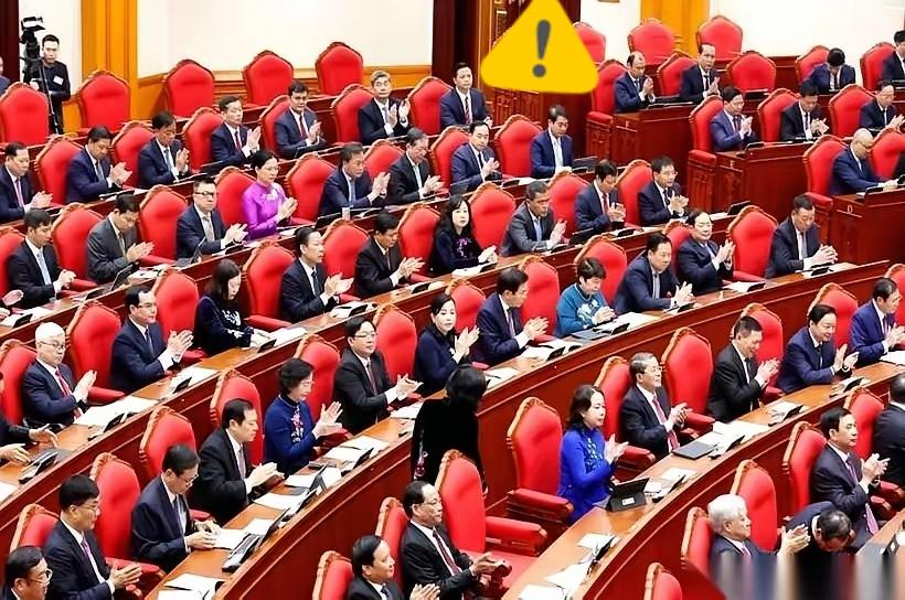 越南高层开会的画面，细节里藏的门道也太有意思了！
 
全场没人低头记笔记，却人人