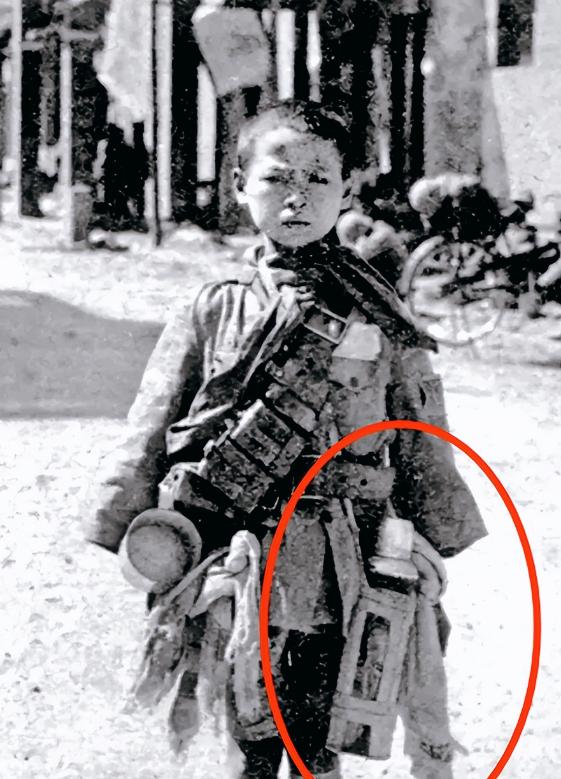 1944年，一名15岁少年被日寇俘虏，当时有一名鬼子军官审问他：“你敢和皇军作对