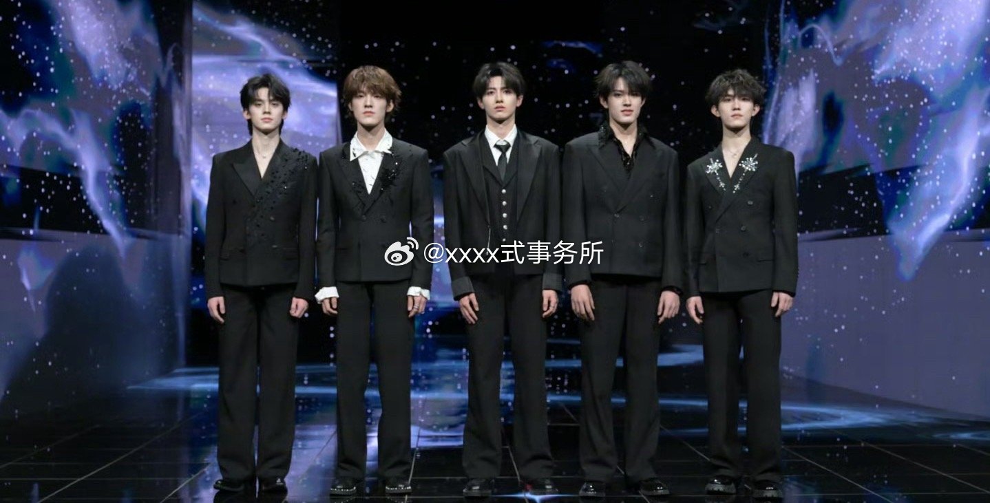 TOP登陆少年组合亮相微博之夜红毯