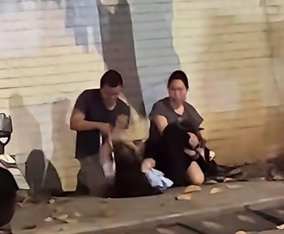 一个还在读书的小女孩被外面的黄毛拐到外地，还好父母及时发现给截住了。这个黄毛说带