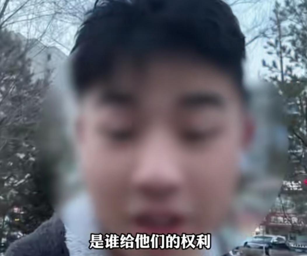 谁敢反映问题呀！我就说了一下那个路灯不亮了，跑到我们家里来跟我妈妈说，要带我去一