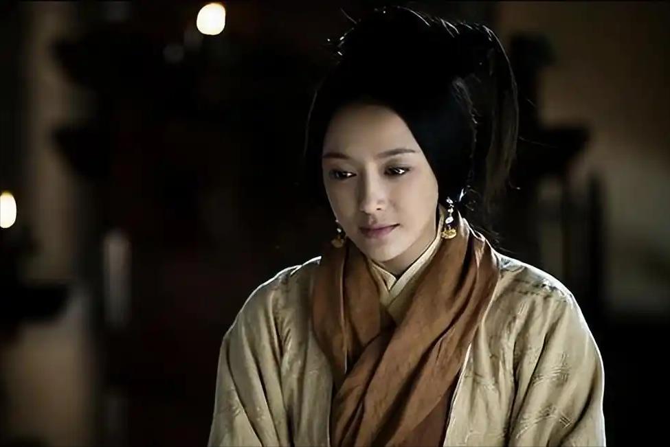 吕雉被项羽囚禁三年后，带着一双儿女回到汉朝，然而她成为皇后的当晚，刘邦让她跪着给