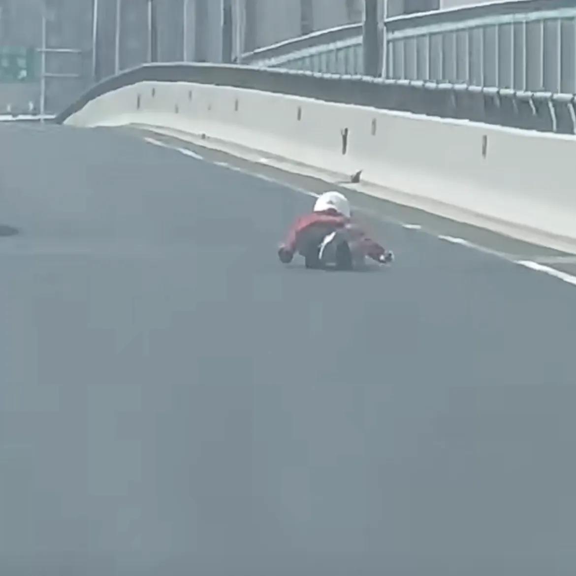 济南惊现，现实版的成龙大哥！实在太惊险了！

真是挑战极限运动不要命啊。真为他捏