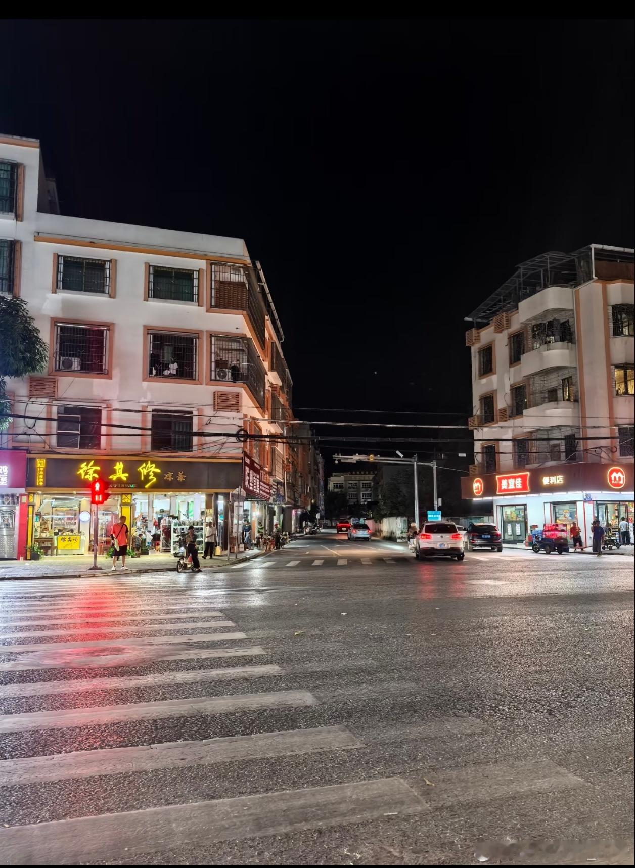 这两天在一个乡镇地方旅游，看建筑其实都可以知道经济不行。恰好碰到两个小朋友穿着校