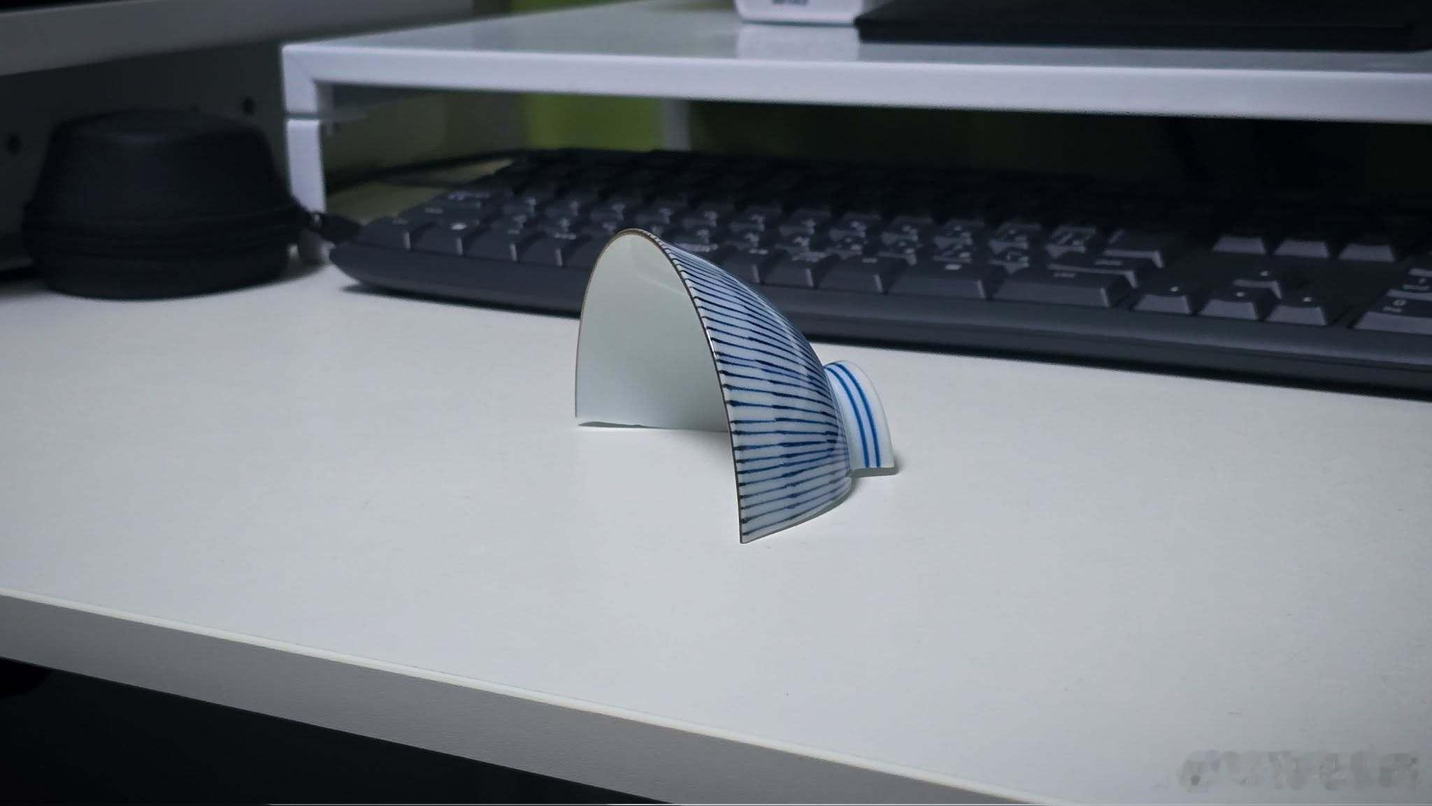 放一个破茶杯结果做出了穿模的效果…… 