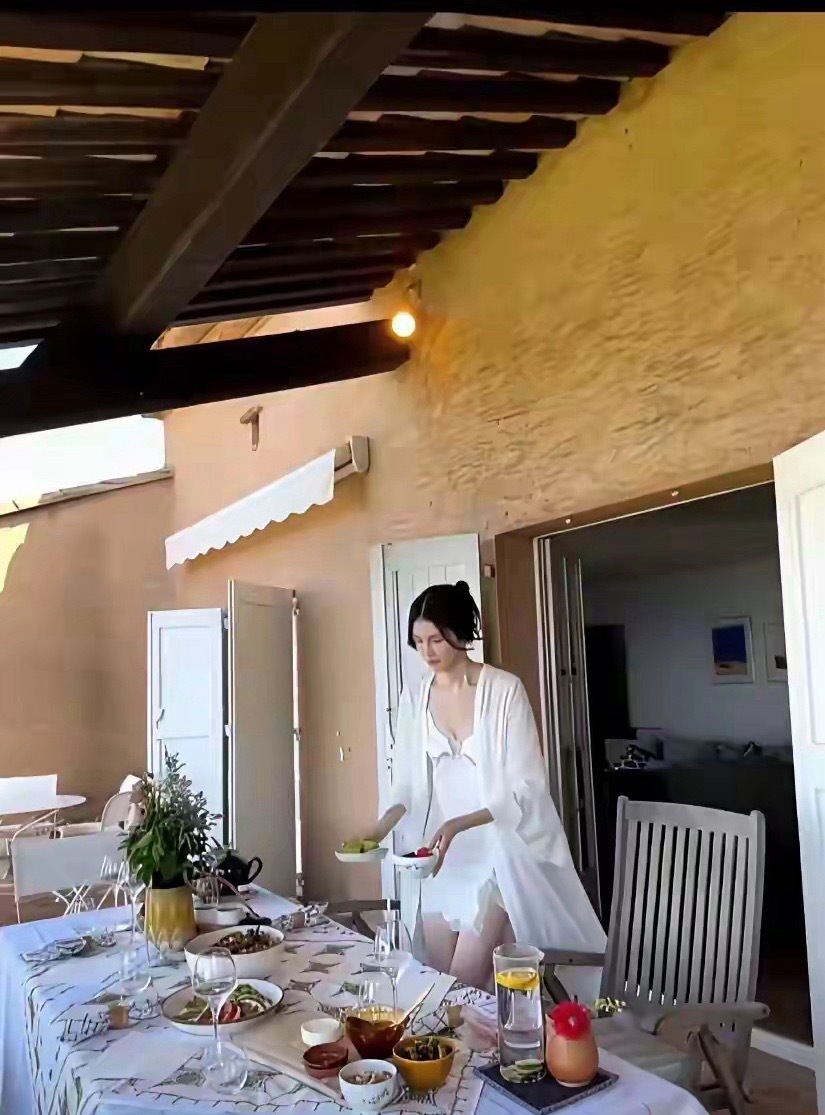 国际超模何穗做个饭都像在走秀，这样的穿着打扮难怪陈伟霆喜欢 