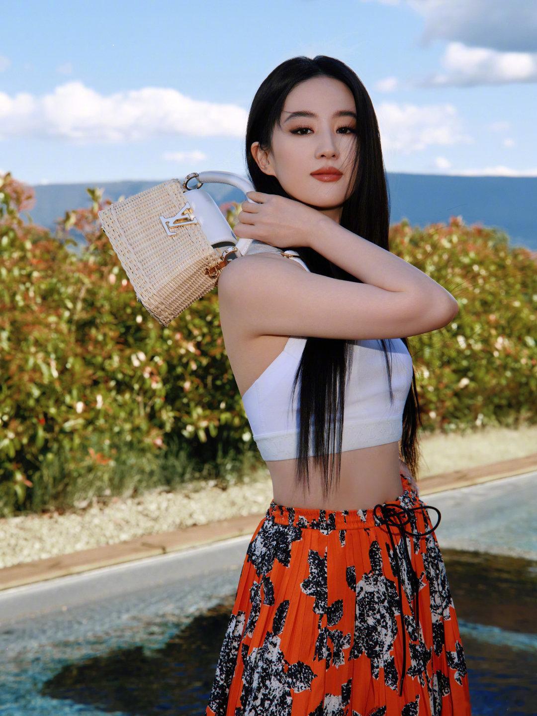 刘亦菲最新📸这组和平常风格很不一样, 好有夏日感👒 ​​​
