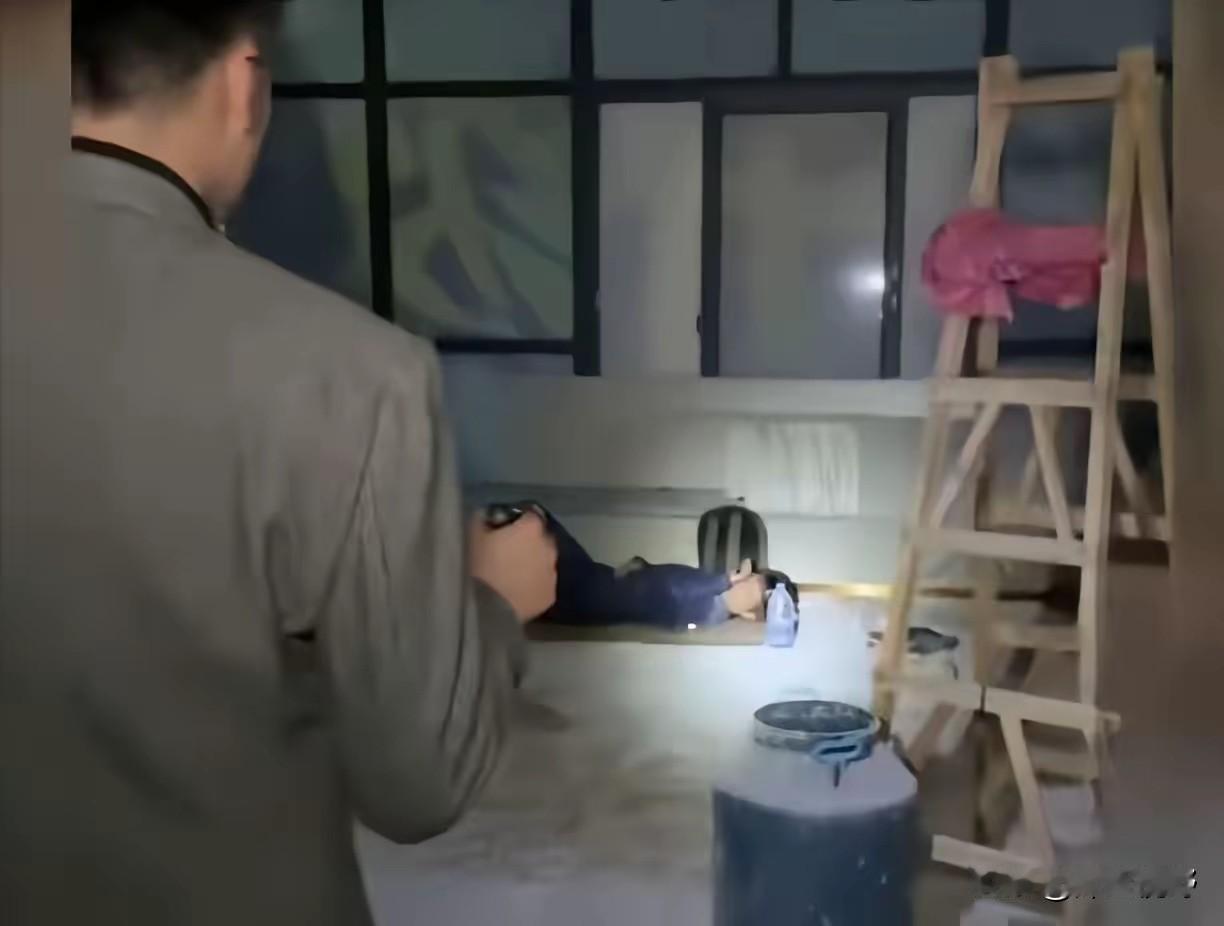 4月28日，广州的深夜11点，老板正在巡查工地，突然发现一小伙睡在厂房角落里，他