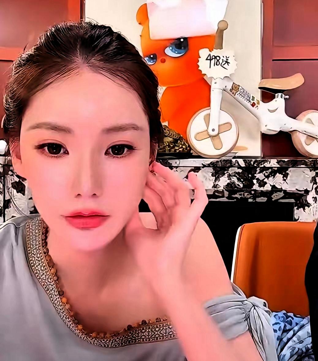 小杨阿姨她开始只是帮工, 汪小菲家里的, 没啥本事, 做饭不行, 电器也不会, 