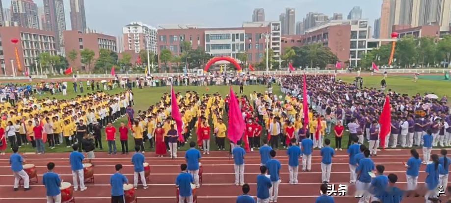 武汉三高举办盛大的高考送考，
全体师生都来为高三的学子送考，
在2025年高考前