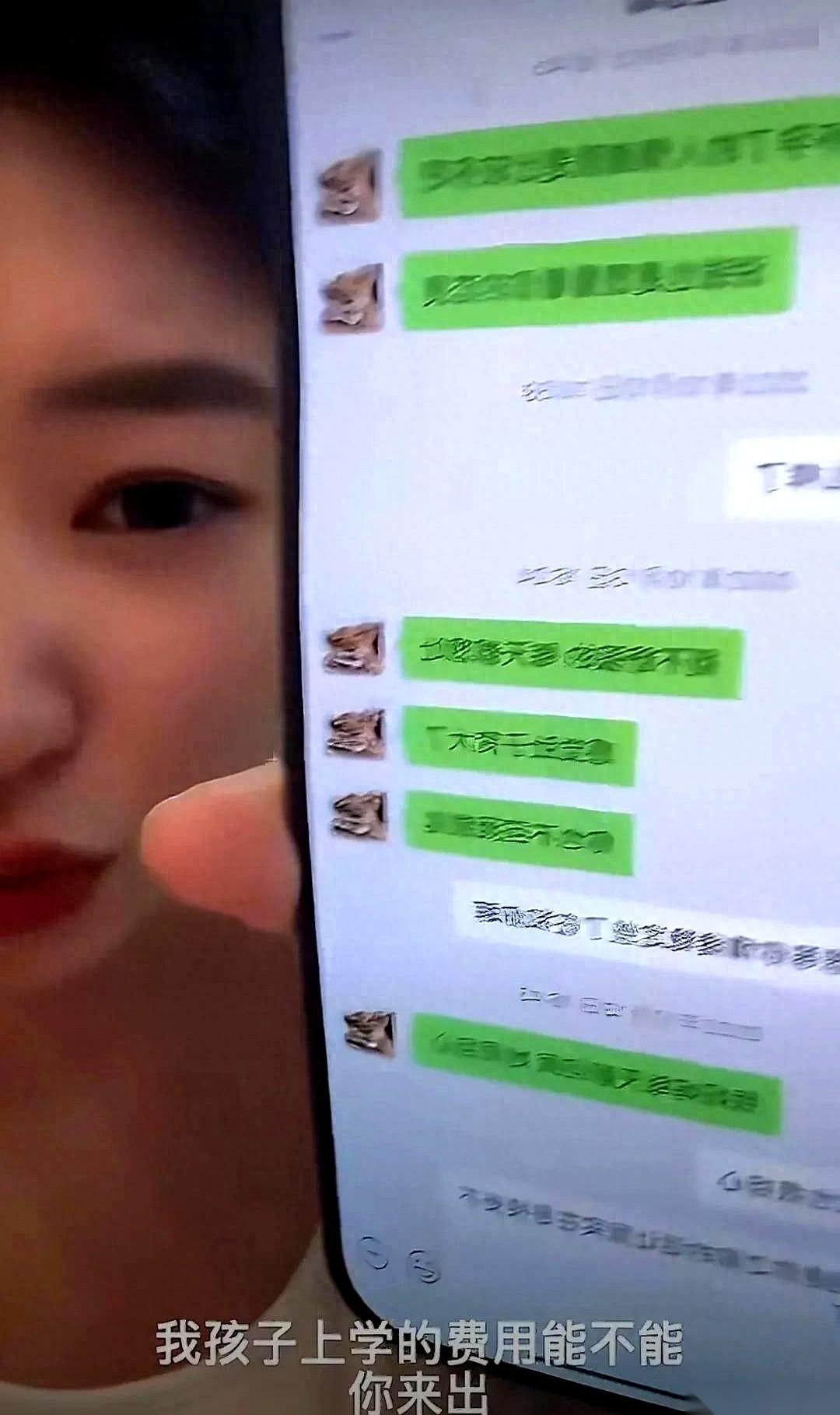直播间里，美颜灯开得刺眼。黄一鸣突然不卖货了，把手边的东西往旁边一推。
屏幕上催