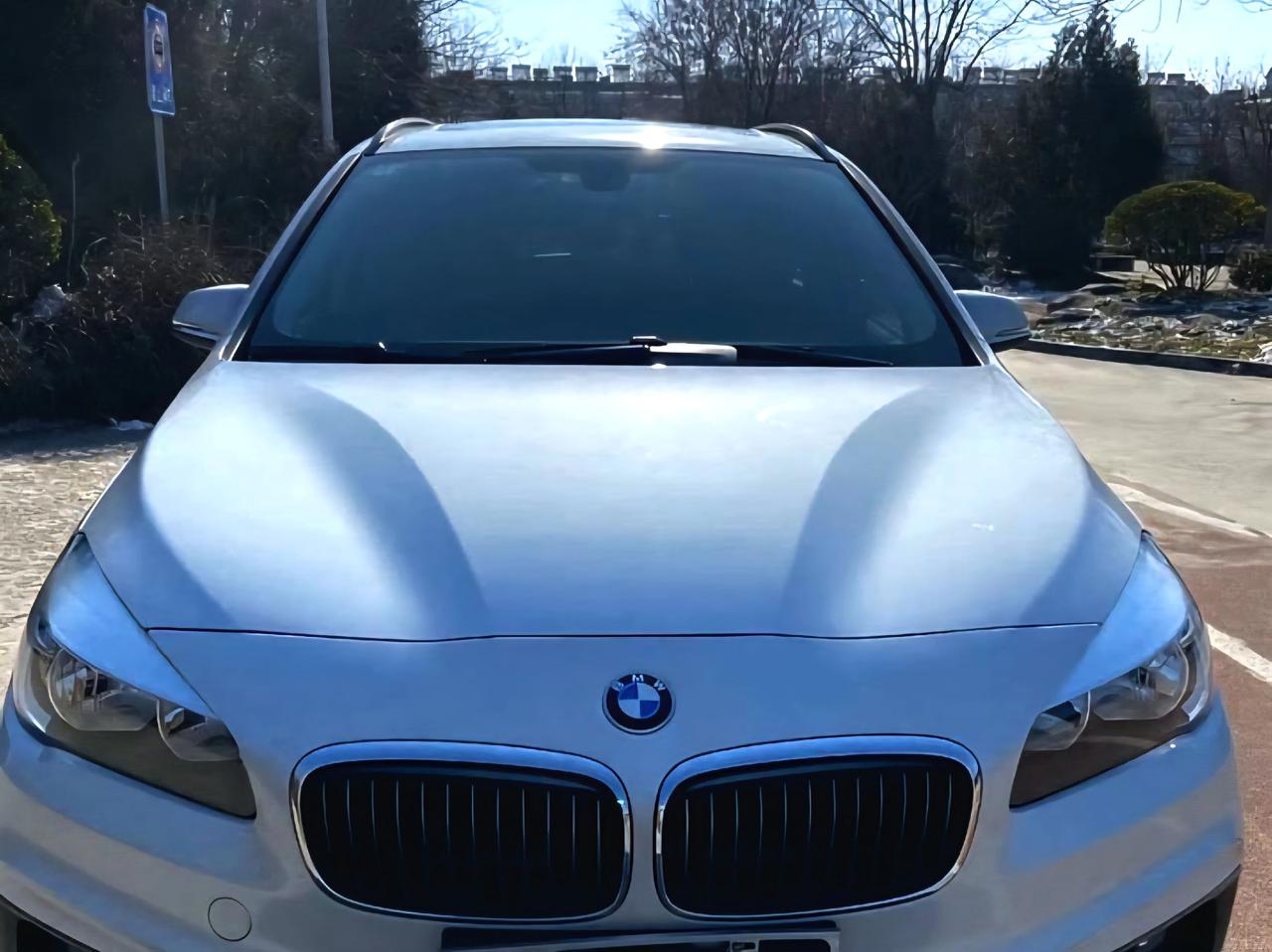 这是一台宝马二系，我个人觉得非常漂亮的一台车，很可惜国内确实卖不动！