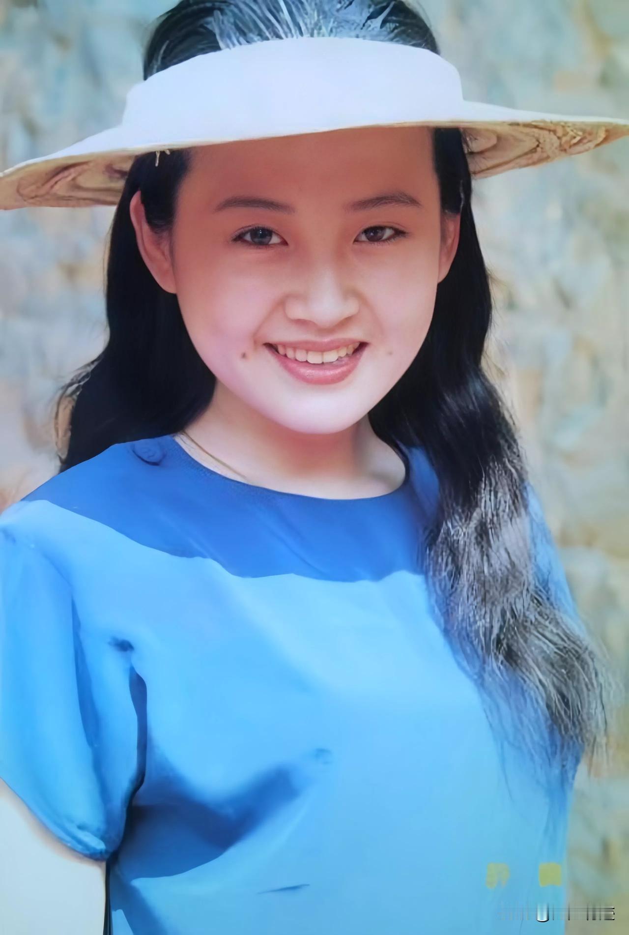 20岁左右的许晴和美丽可联系不到一起。
中年以后的许晴人们多冠以其美丽、知性、端
