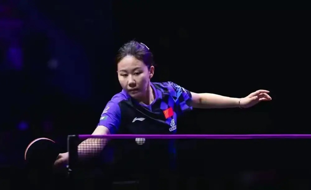刚赢了日本一姐早田希娜，转头就被队友收拾得服服帖帖。 蒯曼在半决赛碰陈幸同，1比