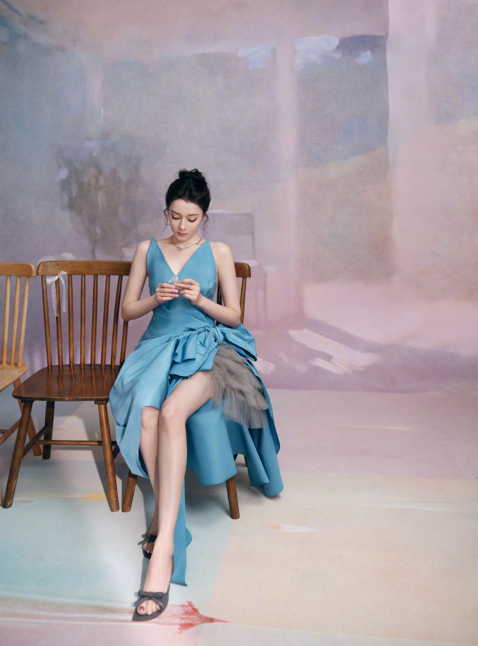 迪丽热巴甜品女神 迪丽热巴以轻盈姿态碰撞梦幻格调 迪丽热巴甜品女神，迪丽热巴以轻