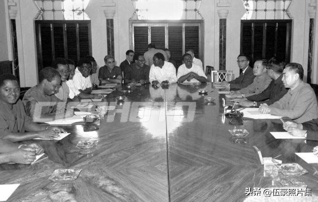 1965年6月5日，周恩来这路在达累斯萨拉姆总统府参加第二次会谈，焦点问题是中国