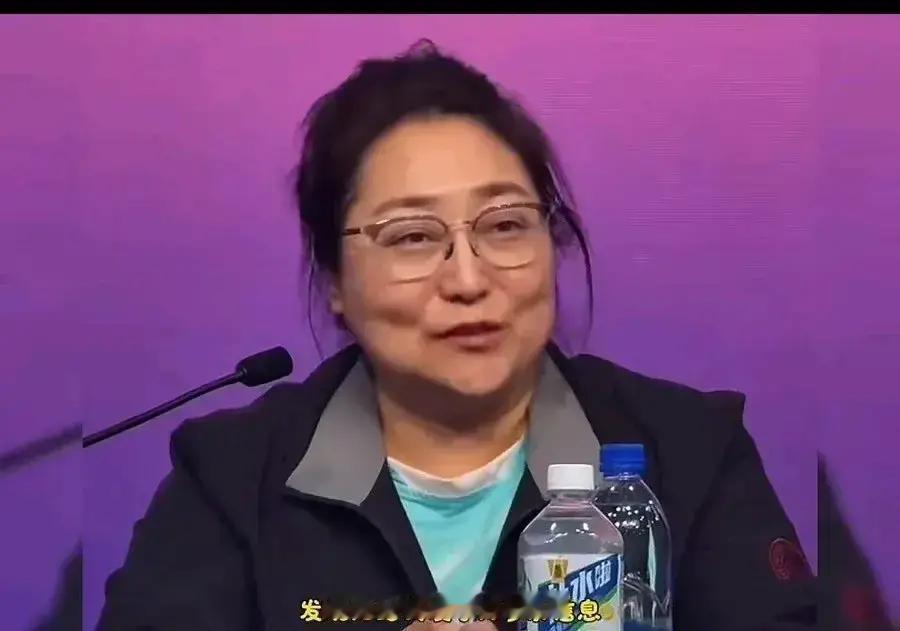 肩伤停赛第1天，她遥控深大晋级
 
队医说右肩拉伤得躺两周，莎莎把病房变成作战室