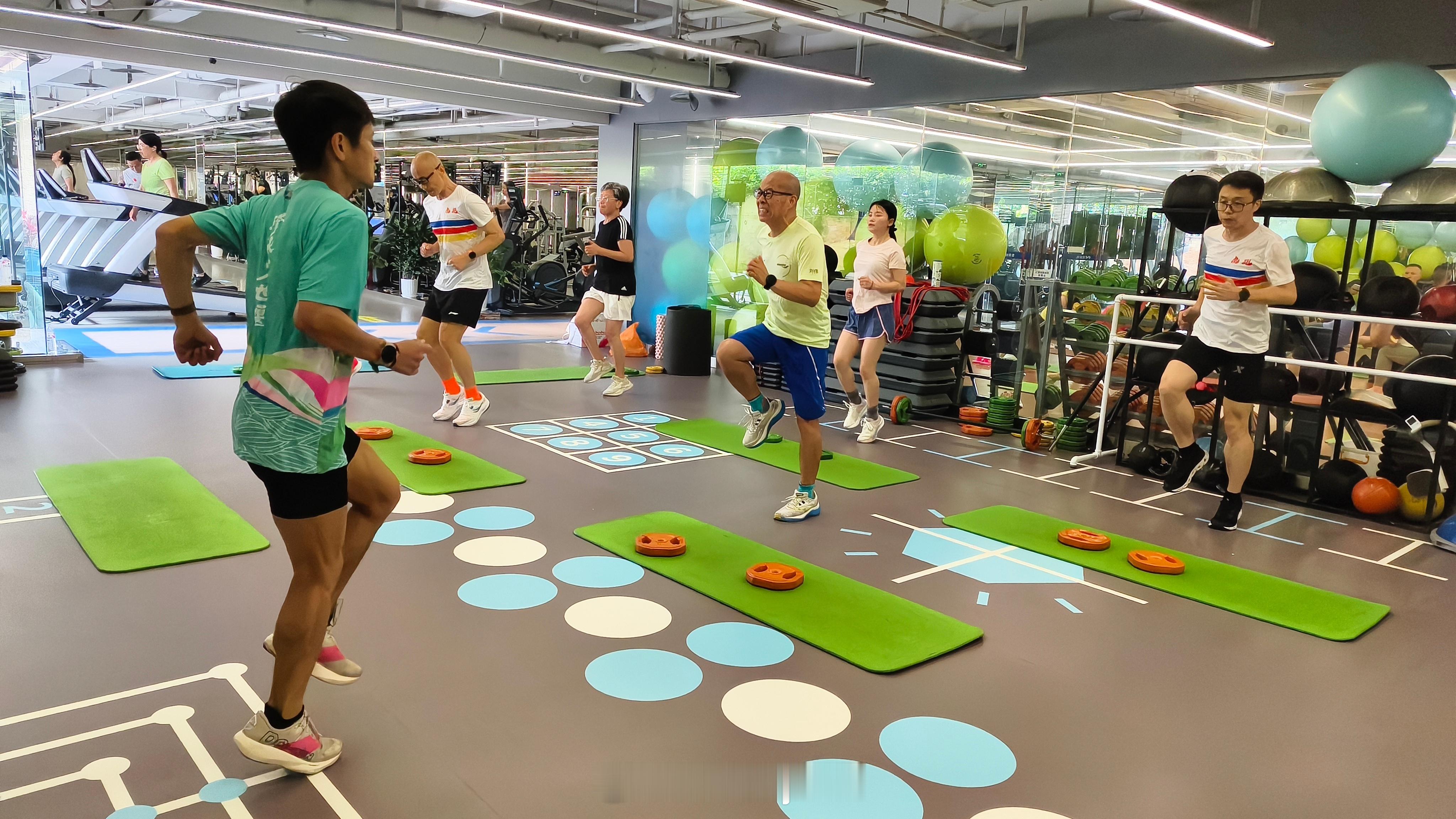 跑步  场外是30℃的暴晒，场内则是不输于艳阳的热情——今日份午间带队体能训练剪