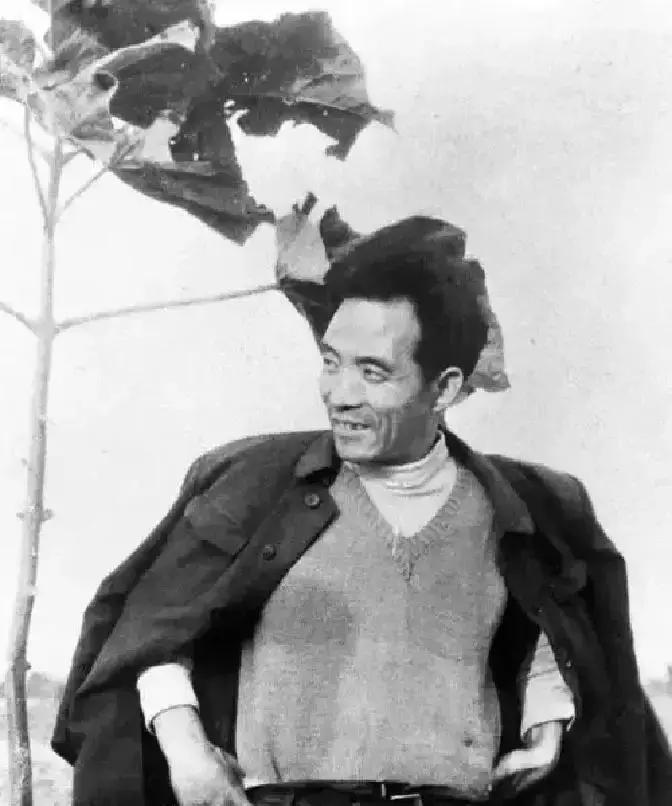 30斤肉换一座丰碑
 
李雪健在兰考晒掉三层皮，饿到半夜啃生葱，只为让焦裕禄从海