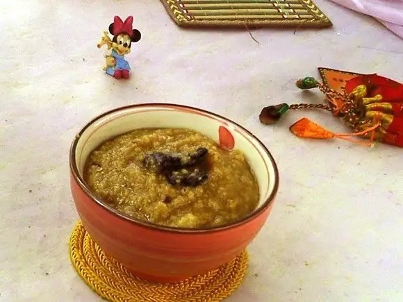 【补肾生发粥】此方适用于肾虚血亏引起的头发早白、脱发不生。黑芝麻25克，黄精25