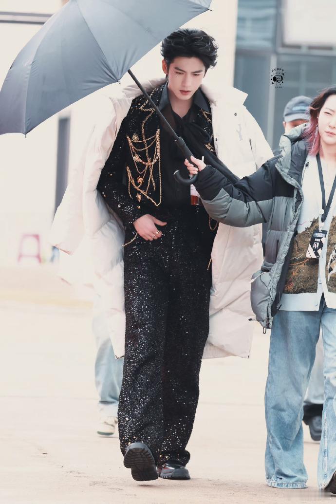 张凌赫黑金碎钻look  张凌赫开推3黑金碎钻look  这造型太高级了，张凌赫