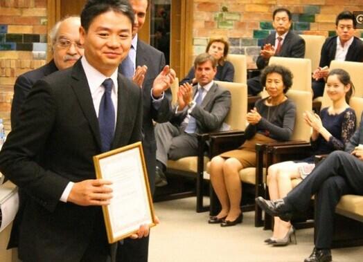 刘强东领奖，章泽天在笑。他心情美美哒，有佳人作伴在侧的刘强东好幸福。