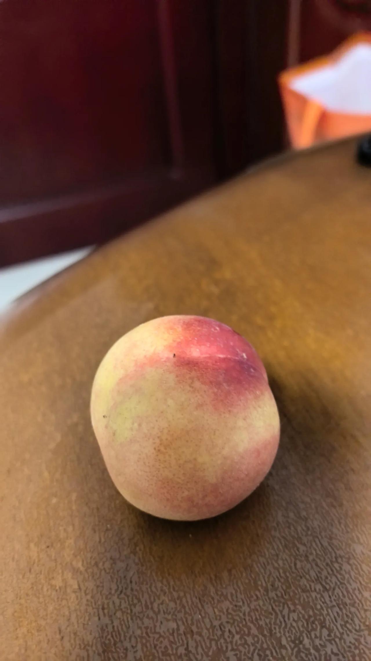 今天晚上，在呼和浩特市赛罕区南二环附近的一家零食店，花了14元钱买了几种零食。从