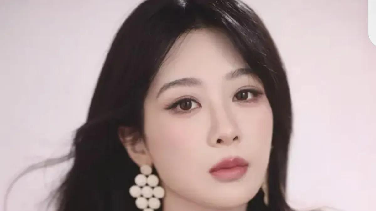 杨紫身着一袭粉色抹胸长裙，温柔的气息如同春日暖阳，瞬间治愈了周遭的一切。她身姿婀
