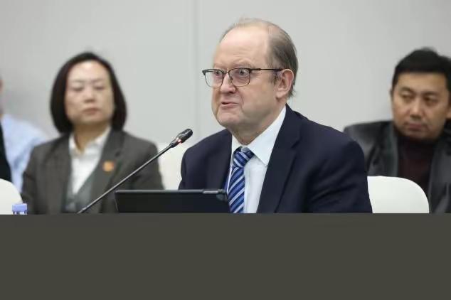 别天真了，美国不动手绝不是因为心善！

英国专家最近捅破了一层窗户纸，听完让人后