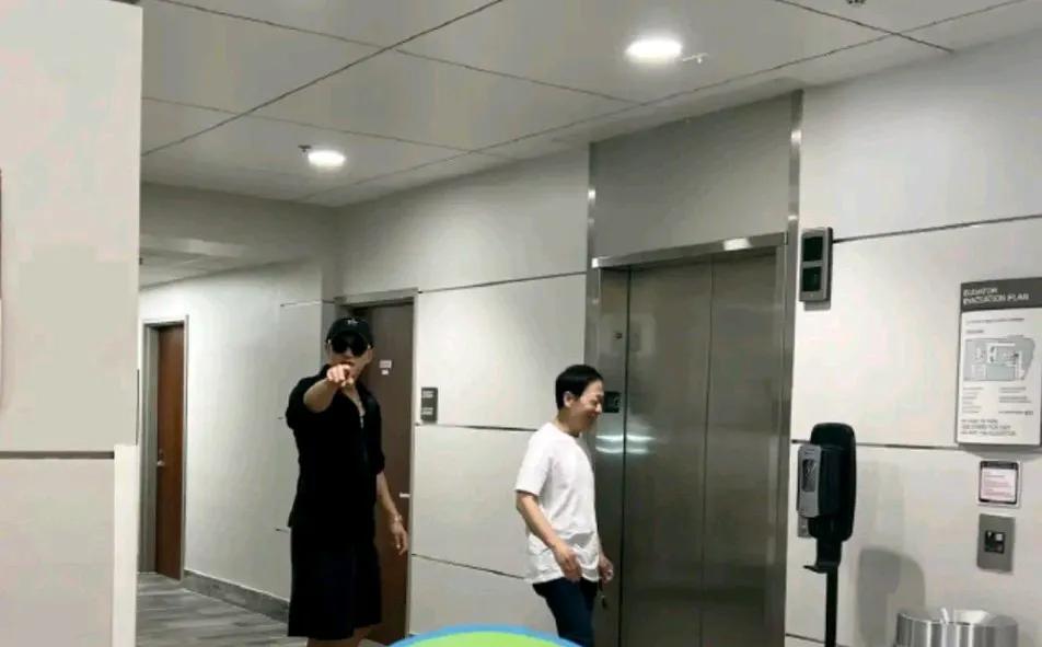 呵呵，原来是奉子成婚。
那还弄什么我敢娶你，你敢嫁吗？不然呢？还把自己感动得稀里